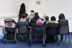 Irácká rodina se podílí na průzkumu úrovně vzdělání uprchlíků prostřednictvím srovnávacích testů v registračním centru pro uprchlíky na Patrick Henry Village v německém Heidelbergu.