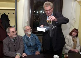 Miloš Zeman pokřtil 28.listopadu roku 2000 v Praze knihu publicisty Slavomíra Ravika (vlevo) a Karla Trinkewitze (druhý zleva) s názvem Velká kniha o Praze. Vpravo manželka současného prezidenta Ivana Zemanová.
