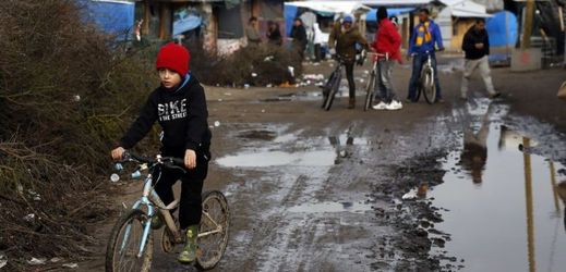 Životní podmínky v calaiském provizorním uprchlickém táboře jsou neutěšené jako v chudinských čtvrtích.