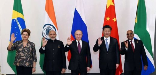Pětice velkých rozvíjejících se zemí skupiny BRICS, zleva: brazilská prezidentka Dilma Rousseff, indický premiér Narendra Modi, ruský prezident Vladimir Putin, čínský prezident Xi Jinping a jihoafrický prezident Jacob Zuma.