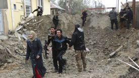 Irácké bezpečnostní síly zachraňující civilisty.