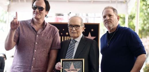 Kromě Morriconeho (uprostřed) dorazil na slavnostní odhalení také filmový režisér Quentin Tarantino (vlevo).