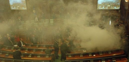 Slzný plyn v kosovském parlamentu.