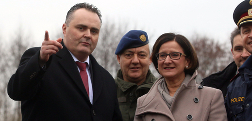 Ministr obrany Hans Peter Doskozil s kolegyní Johannou Miklovou-Leitnerovou.