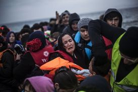 Kritická situace migrantů směřujících od tureckého pobřeží k řeckému ostrovu Lesbos v Egejském moři.