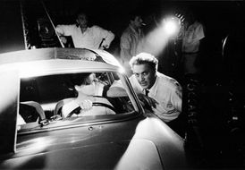 Snímek z natáčení filmu Osm a půl. Vpravo italský filmový režisér Frederico Fellini a filmová a divadelní herečka Claudia Cardinale.
