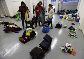 Jednodenní sbírka věcí pro uprchlíky, ke které vyzvalo Autonomní centrum Klinika, se konala v areálu pražského Nákladového nádraží Žižkov.