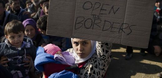 Žena drží protestní ceduli s nápisem Otevřte hranice.