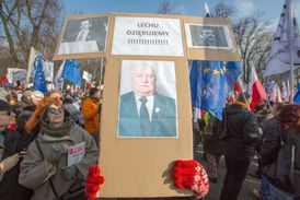 Transparenty s fotografiemi bývalého polského prezidenta Lecha Walesy a nápisem Lechu, děkujeme!