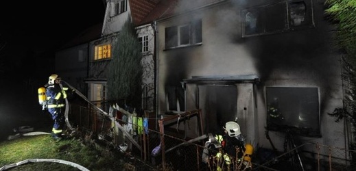 Při požáru rodinného domu v pražských Záběhlicích zemřela v noci na neděli jedenačtyřicetiletá žena a dvouleté dítě. 
