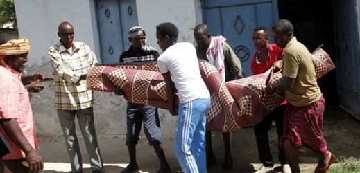 Nedělní útoky v Somálsku si vyžádaly nejméně 30 obětí.