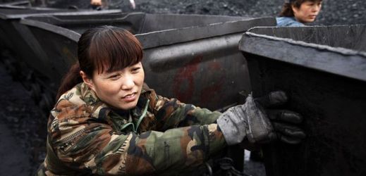 Zhruba 1,8 milionu pracovníků v čínském sektoru uhlí a oceli přijde o práci.