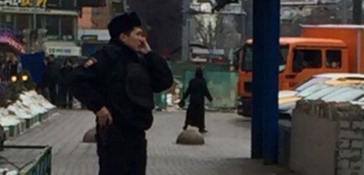 Ženu s uťatou hlavou dítěte zadržela moskevská policie u jedné ze stanic metra. 