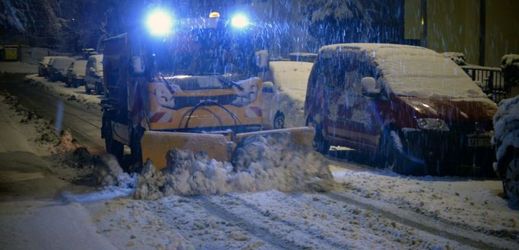Sníh v pražských ulicích způsobil problémy hlavně autobusům městské hromadné dopravy, a to zejména v okrajových částech metropole. Technická správa komunikací má v ulicích veškerou techniku.