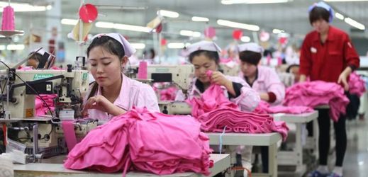 Čínské dělnice v oděvní továrně ve městě Ťi-mo ve východní čínské provincii Šan-tung.