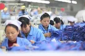 Pracovnice čínské oděvní továrny.
