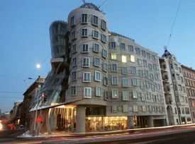 Tančící dům na Rašínově nábřeží byl postaven podle návrhů amerického architekta Franka Gheryho a jugoslávského architekta žijícího v Praze Vlado Miluniče. Představuje tančící pár Freda Astaira a Ginger Rogersovou.