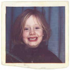 Současná britská zpěvačka a skladatelka známá jako Adele (celým jménem Adele Laurie Blue Adkins) se narodila roku 1988 v Londýně.