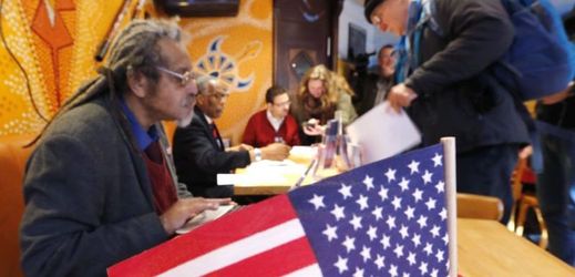 Američtí demokraté žijící v Německu odevzdali své hlasovací lístky ve volební místnosti v restauraci ve Frankfurtu.