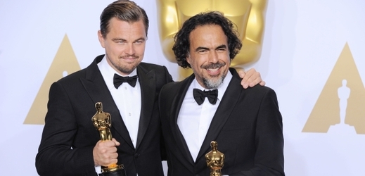 Spolupráce vynesla oběma Oscara. DiCaprio (vlevo) získal sošku za herecký výkon v hlavní roli a Inárritu za režii.