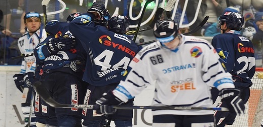 Utkání 51. kola hokejové extraligy: HC Vítkovice Steel - Bílí Tygři Liberec, 1. března v Ostravě. Liberečtí se radují ze vstřelené branky.