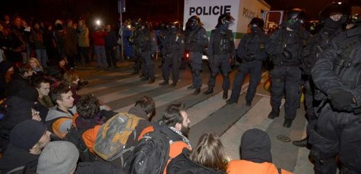 Aktivisté se v prosinci roku 2014 pokusili obsadit chátrající objekt v Praze na Žižkově. Policisté proti nim zasáhli.