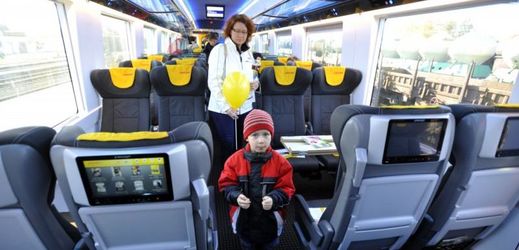 Nové moderní železniční vozy společnosti RegioJet s obrazovkami v sedačkách.