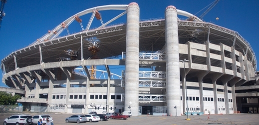 Na olympijském stadionu pro hry v Riu de Janeiro stále není položena atletická dráha.