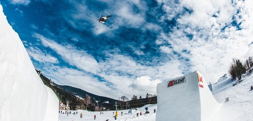 Ve střední Evropě nenajdete větší závod extrémního lyžování. V Deštném v Orlických horách už roste obrovský skok, na němž budou předvádět své šílené kousky nejlepší akrobatičtí lyžaři z celého světa - mimo jiné i šampioni prestižních X-Games.