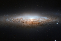 Galaxie NGC 2683. Přezdívá se jí UFO, poněvadž ji vidíme z boku, takže vypadá jako létající talíř.