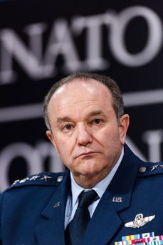 Vrchní velitel sil NATO v Evropě generál Philip Breedlove.