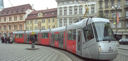 Na fotografii pětičlánková tramvaj Škoda 14T s designem Porsche. Soupravy dodala Dopravnímu podniku hlavního města Prahy plzeňská Škoda Transportation.