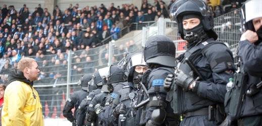 Organizátoři červnového mistrovství Evropy ve fotbale ve Francii vzhledem k listopadovým teroristickým útokům v Paříži zvýšili výdaje na bezpečnost. 