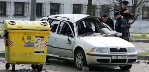 Auto, ve které vybuchla v Praze nastražená bomba.