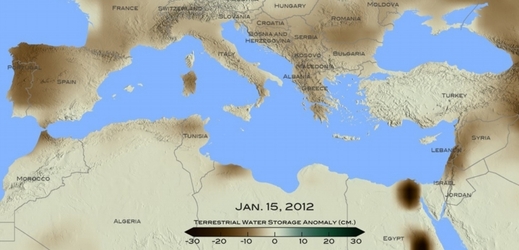 Nedostatek vody okolo Středozemního moře. Čím tmavší hnědý flek, tím bylo sucho horší.