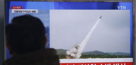 Jihokorejská televize ukazuje záběry odpálených raket.