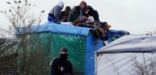 Migranti nechtějí opustit Calais. 