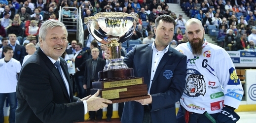 Hokejisté Liberce obdrželi před pátečním utkáním závěrečného 52. kola extraligy proti Karlovým Varům Prezidentský pohár pro vítěze základní části.