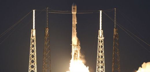 Po čtyřech odkladech startu vynesla nosná raketa Falcon 9 americké společnosti SpaceX úspěšně na oběžnou dráhu telekomunikační satelit lucemburské společnosti SES.