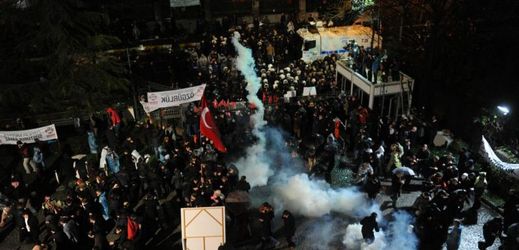Turecké úřady v pátek převzaly kontrolu nad hlavním opozičním deníkem Zaman.