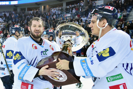 Hráči Liberce slaví s pohárem pro vítěze základní části hokejové extraligy.