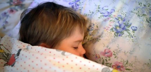 Nedostatek spánku působí na řadu projevů dítěte.