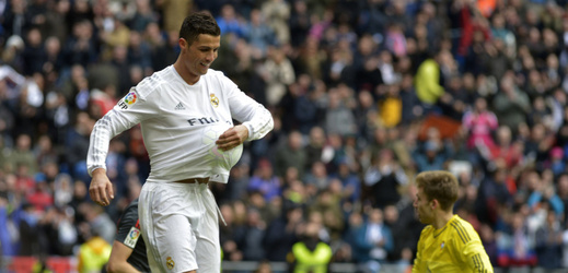 Cristiano Ronaldo slaví jednu ze čtyř branek ve vítězném zápase Realu.