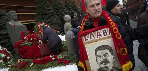 Ruská komunistická strana na Rudém náměstí v Moskvě uctila 63. výročí úmrtí komunistického diktátora Josifa Stalina.