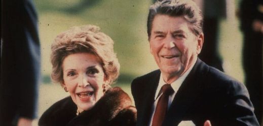 Prezidentský pár Nancy Reaganová a Ronald Reagan se svým psem Rexem.