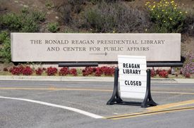Reaganova knihovna po zprávě o smrti bývalé první dámy dočasně zavřela.