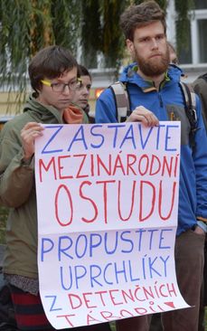 Protestní shromáždění k situaci v detenčním zařízení v Drahonicích na Lounsku, kde několik desítek běženců drželo hladovku. Snímek z prosince 2015.