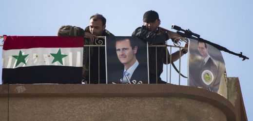 Na snímku syrští vojáci s portréty syrského prezidenta Bašára Asada v severním okraji města Damašku.