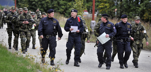 Cvičení vojáků a policie na prověření ochrany hranic při případném zesílení migrace. Přechod do Rakouska v Jihočeském kraji. 
