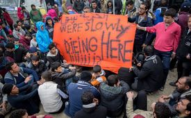 Pomalu zde umíráme, zní nápis na transparentu uprchlíků čekajících na přechodu mezi Řeckem a Makedonií.